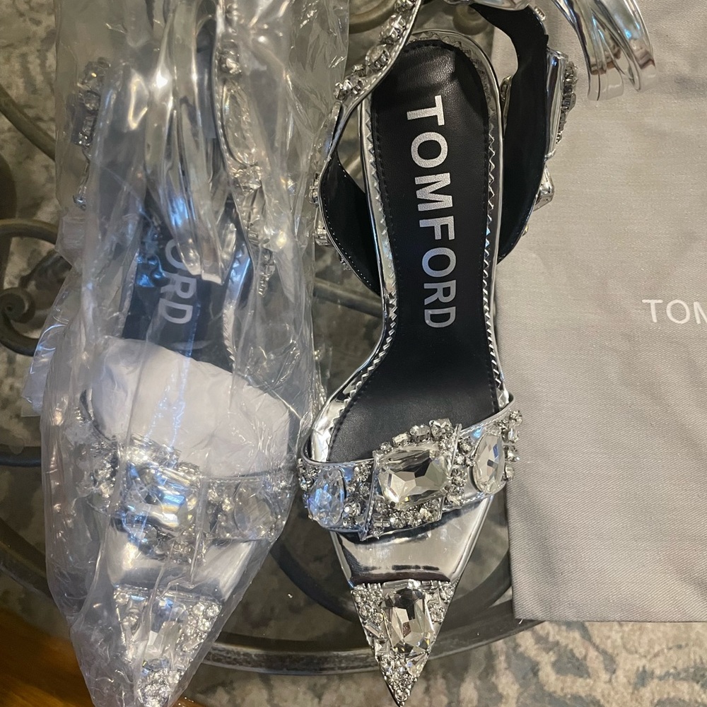 MIRROR LEATHER AND CRYSTAL STONES POINTY JEWEL SANDAL